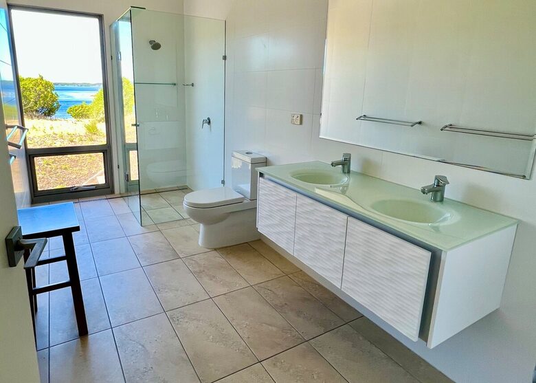 Bushland Elegance on Pelican Lagoon - Pelican Lagoon, Australia