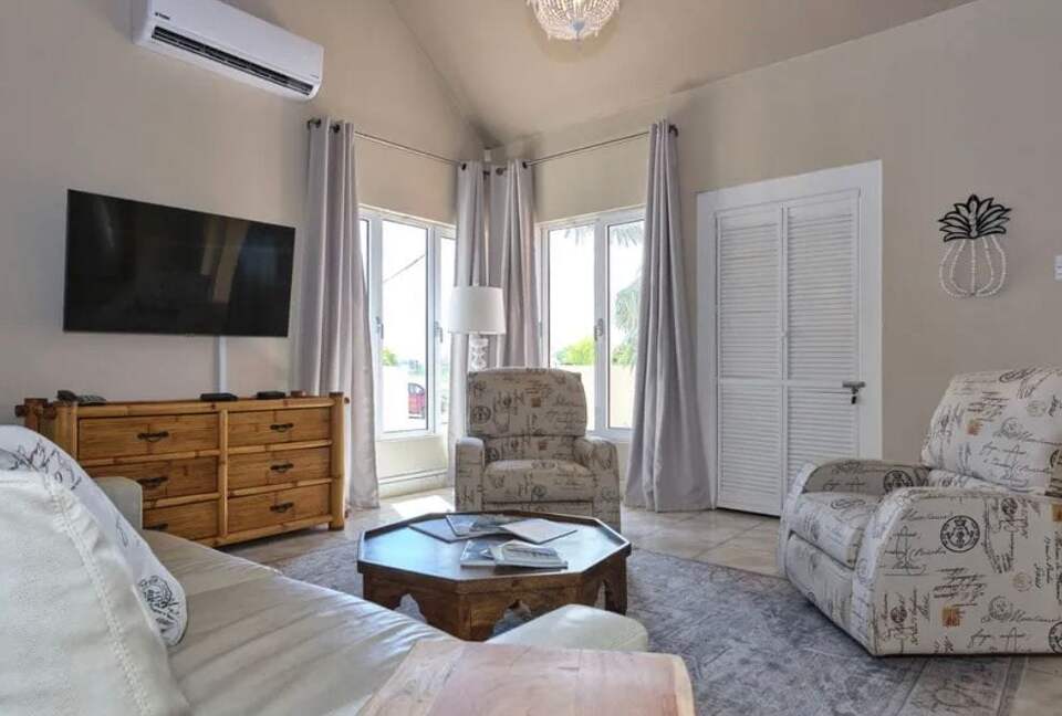 Villa Saliña: A Serene Luxury Retreat with Lake Views in Noord - Noord, Aruba