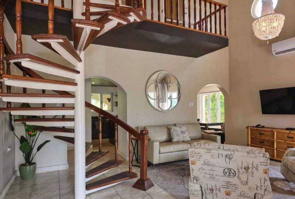 Villa Saliña: A Serene Luxury Retreat with Lake Views in Noord - Noord, Aruba