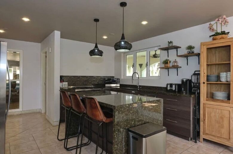 Villa Saliña: A Serene Luxury Retreat with Lake Views in Noord - Noord, Aruba