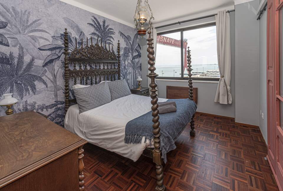 Charming Riverside Retreat with Stunning Tagus Views - Cacilhas, Portugal