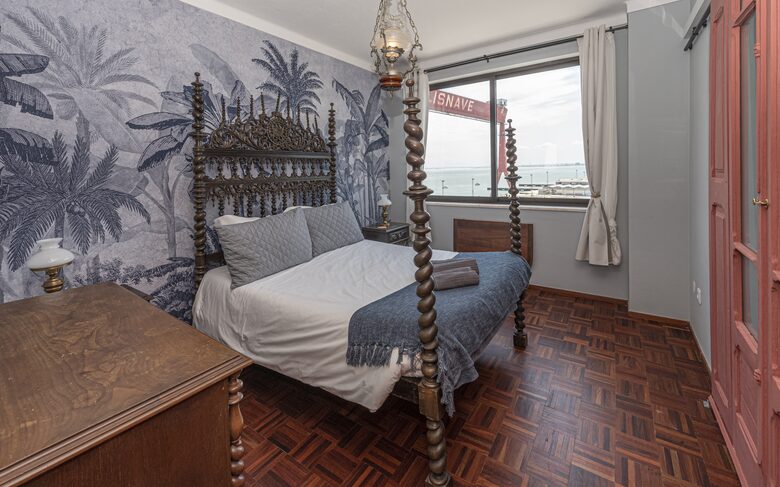 Charming Riverside Retreat with Stunning Tagus Views - Cacilhas, Portugal