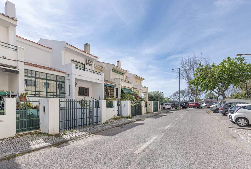 Charming Riverside Retreat with Stunning Tagus Views - Cacilhas, Portugal
