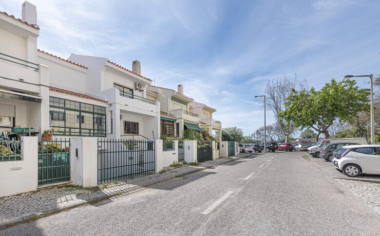 Charming Riverside Retreat with Stunning Tagus Views - Cacilhas, Portugal