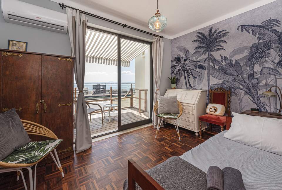 Charming Riverside Retreat with Stunning Tagus Views - Cacilhas, Portugal