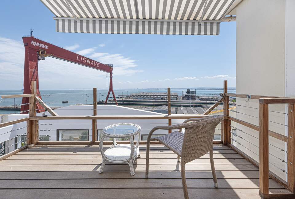 Charming Riverside Retreat with Stunning Tagus Views - Cacilhas, Portugal