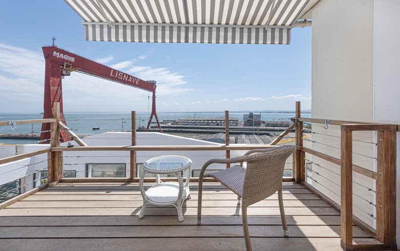 Charming Riverside Retreat with Stunning Tagus Views - Cacilhas, Portugal