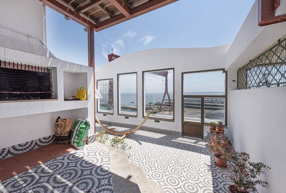 Charming Riverside Retreat with Stunning Tagus Views - Cacilhas, Portugal