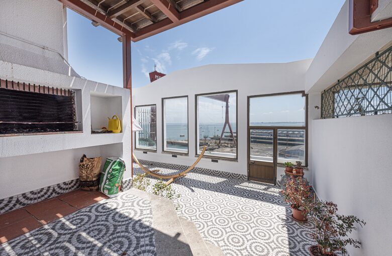 Charming Riverside Retreat with Stunning Tagus Views - Cacilhas, Portugal