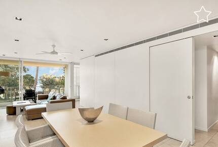 Elegant Beachfront Retreat at Rainbow Beach - Rainbow Beach, Australia