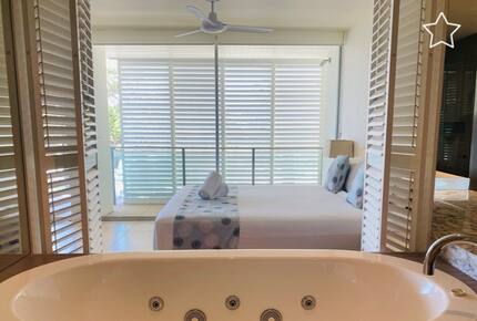 Elegant Beachfront Retreat at Rainbow Beach - Rainbow Beach, Australia