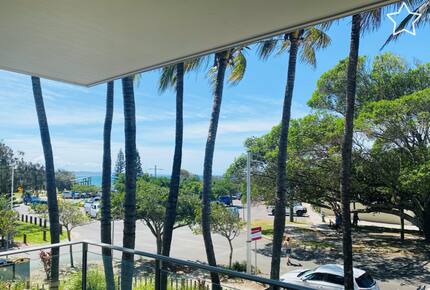 Elegant Beachfront Retreat at Rainbow Beach - Rainbow Beach, Australia