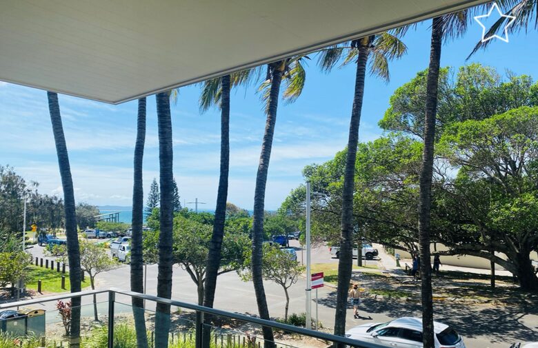 Elegant Beachfront Retreat at Rainbow Beach - Rainbow Beach, Australia