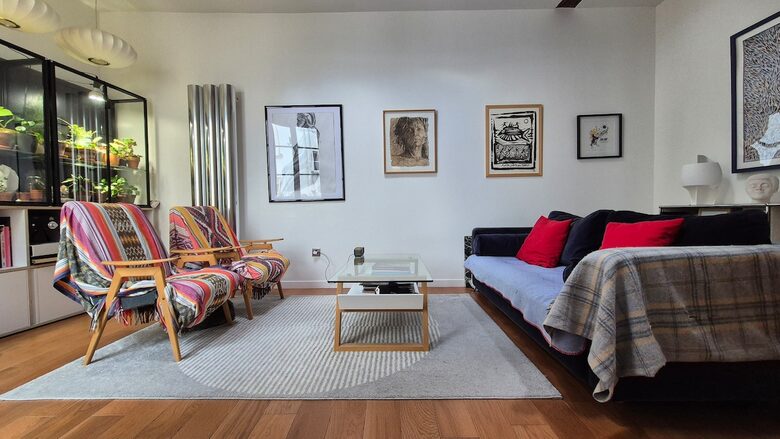 Parisian Courtyard Hideaway - Paris, France