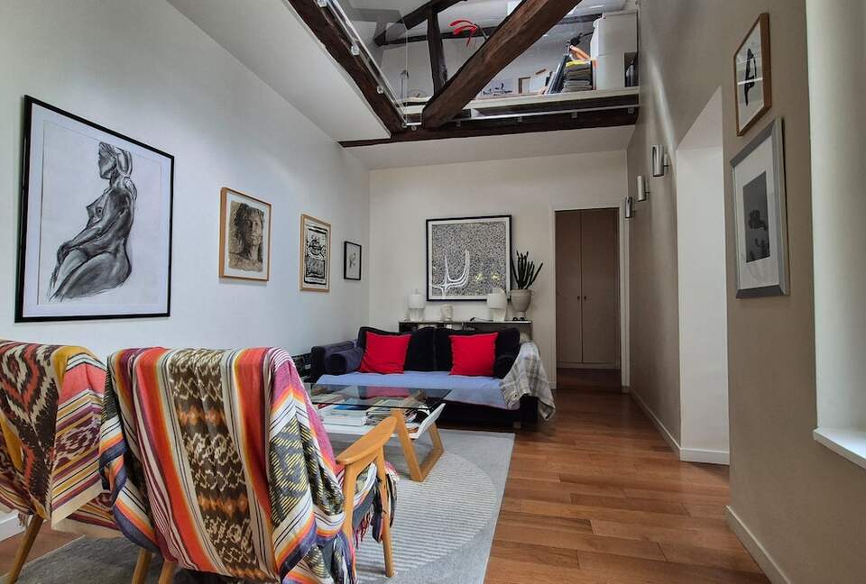 Parisian Courtyard Hideaway - Paris, France