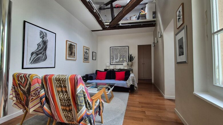 Parisian Courtyard Hideaway - Paris, France