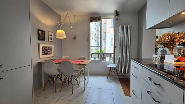 Parisian Courtyard Hideaway - Paris, France