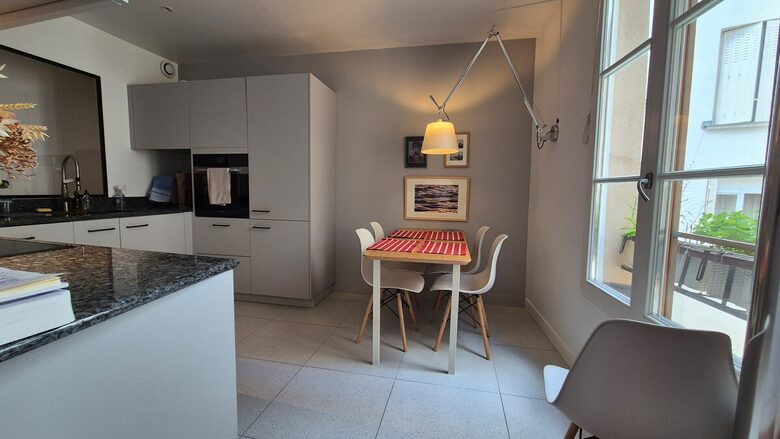 Parisian Courtyard Hideaway - Paris, France