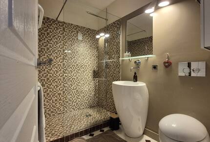 Parisian Courtyard Hideaway - Paris, France