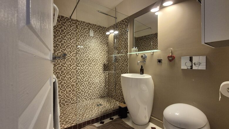 Parisian Courtyard Hideaway - Paris, France