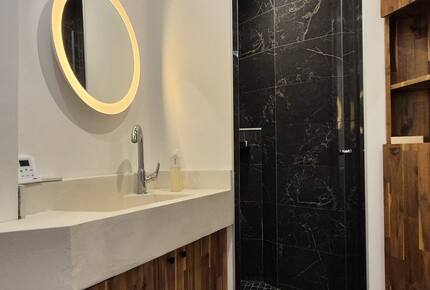 Parisian Courtyard Hideaway - Paris, France