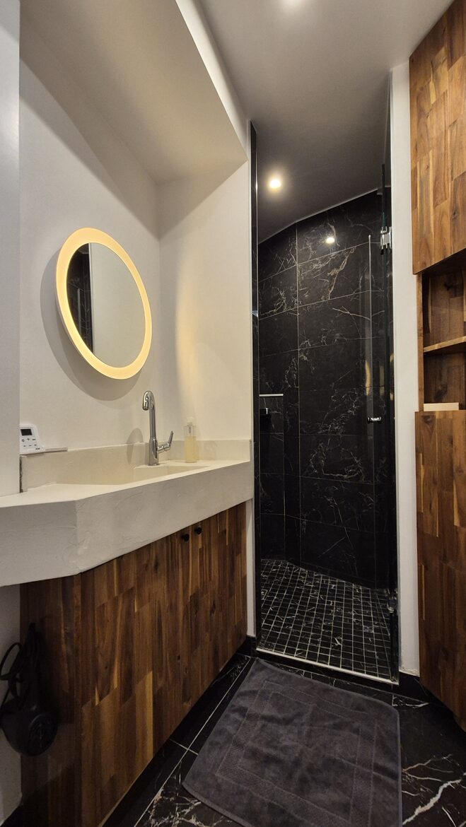 Parisian Courtyard Hideaway - Paris, France