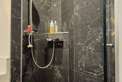 Parisian Courtyard Hideaway - Paris, France