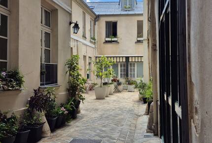 Parisian Courtyard Hideaway - Paris, France