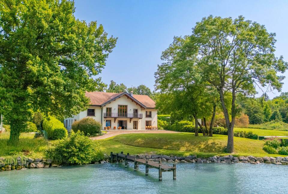 Lake Geneva frontlake House & Private Beach - Nernier, France