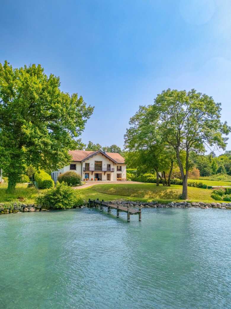 Lake Geneva frontlake House & Private Beach - Nernier, France