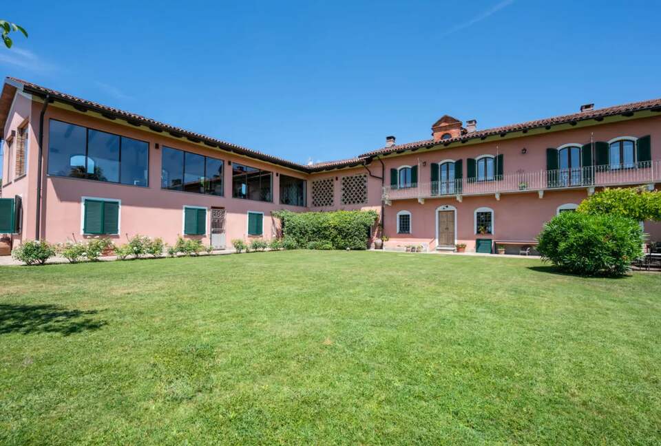 Luxury Wine Country Villa with Panoramic Vineyard Views - Soglio, Italy