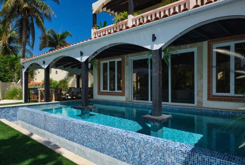 Villa Saliña: A Serene Luxury Retreat with Lake Views in Noord - Noord, Aruba