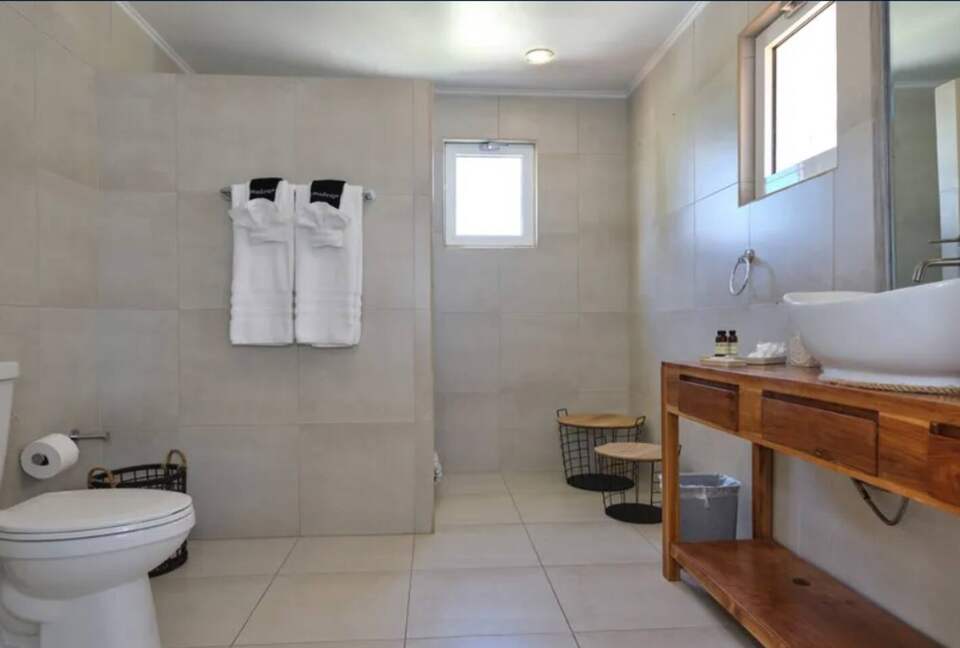 Villa Saliña: A Serene Luxury Retreat with Lake Views in Noord - Noord, Aruba