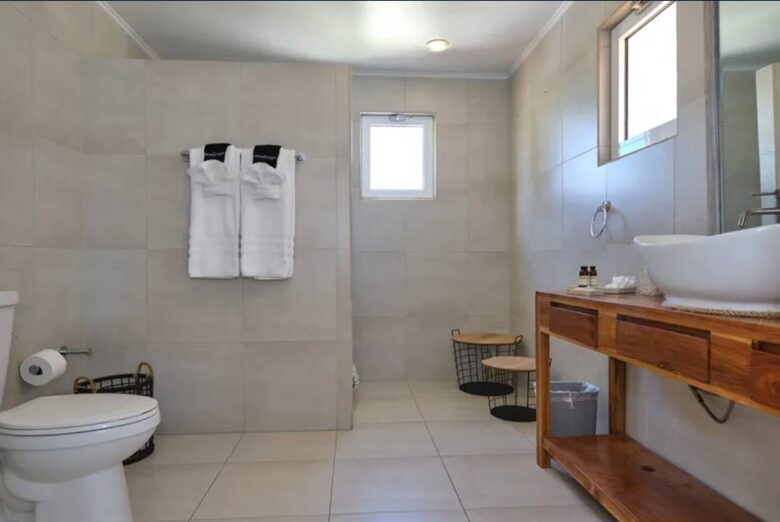 Villa Saliña: A Serene Luxury Retreat with Lake Views in Noord - Noord, Aruba