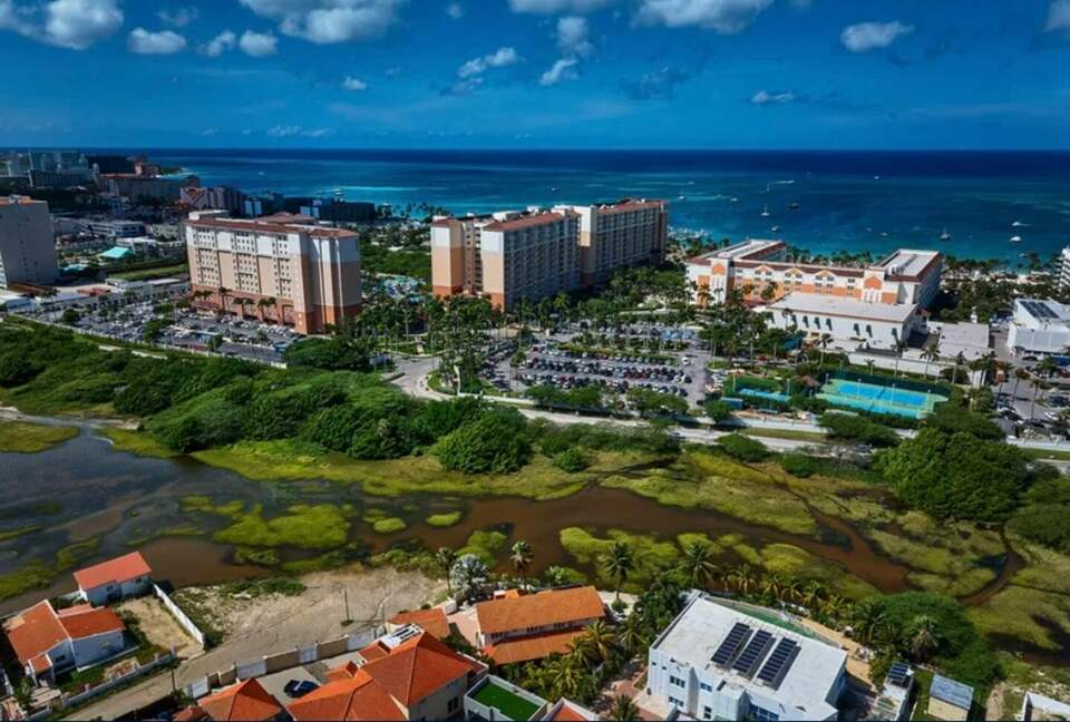 Villa Saliña: A Serene Luxury Retreat with Lake Views in Noord - Noord, Aruba