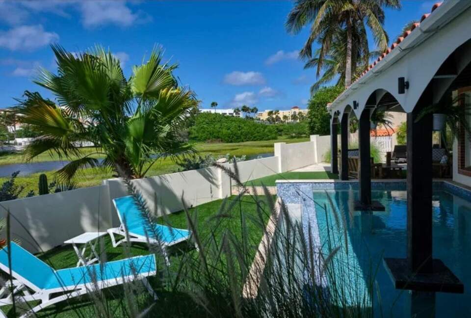 Villa Saliña: A Serene Luxury Retreat with Lake Views in Noord - Noord, Aruba