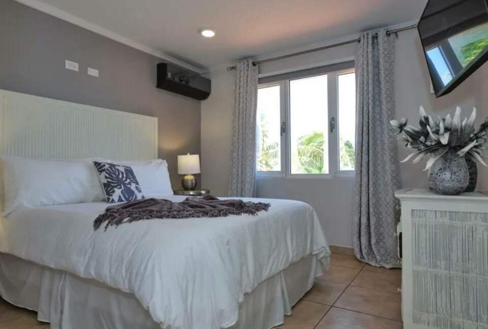 Villa Saliña: A Serene Luxury Retreat with Lake Views in Noord - Noord, Aruba