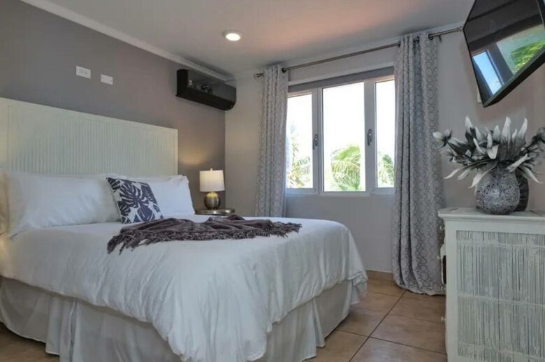 Villa Saliña: A Serene Luxury Retreat with Lake Views in Noord - Noord, Aruba