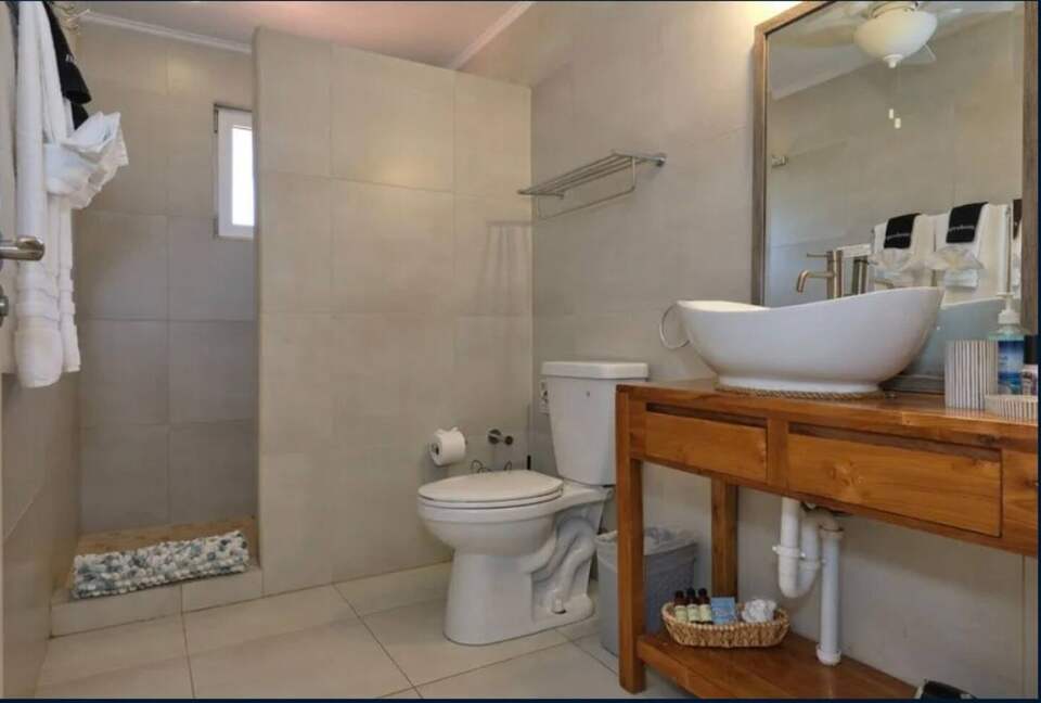 Villa Saliña: A Serene Luxury Retreat with Lake Views in Noord - Noord, Aruba