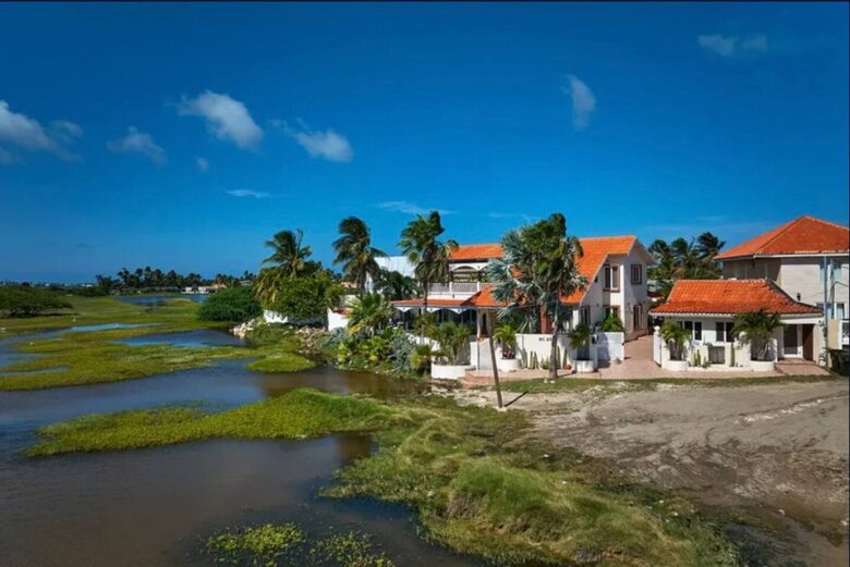 Villa Saliña: A Serene Luxury Retreat with Lake Views in Noord - Noord, Aruba