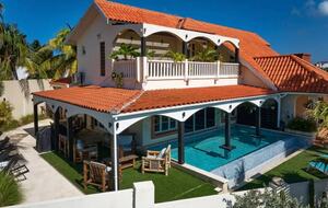 Villa Saliña: A Serene Luxury Retreat with Lake Views in Noord - Noord, Aruba