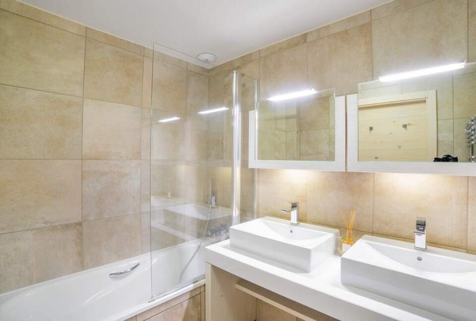 Elegant Alpine Retreat in Courchevel 1550 - Courchevel, France