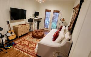 Elegant Family Escape in Houston’s Camp Logan - Houston, Texas