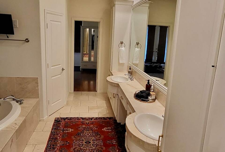 Elegant Family Escape in Houston’s Camp Logan - Houston, Texas