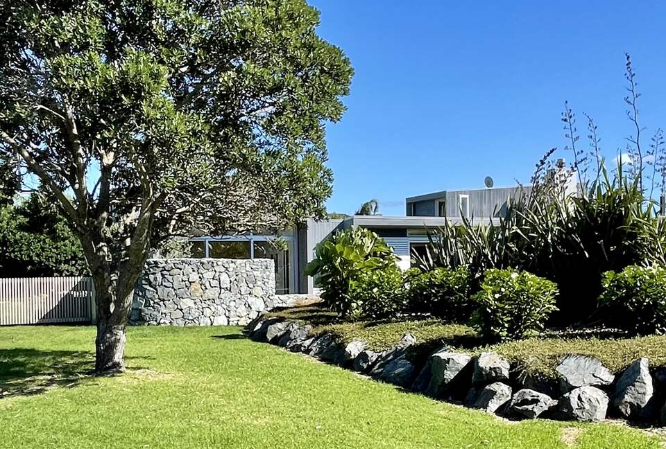 Architect-Designed Oasis Steps from Omaha Beach - Omaha, New Zealand