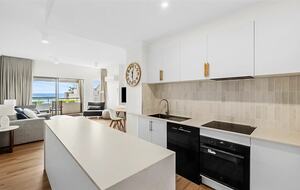 Contemporary Beachfront Living Along the Great Ocean Road - Lorne, Australia