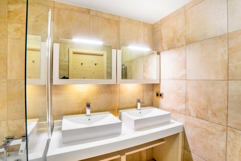 Elegant Alpine Retreat in Courchevel 1550 - Courchevel, France