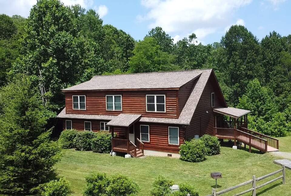 Elegant Lodge Retreat Nestled in the Appalachians - Banner Elk, North Carolina