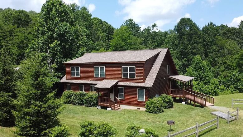 Elegant Lodge Retreat Nestled in the Appalachians - Banner Elk, North Carolina