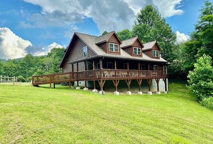 Elegant Lodge Retreat Nestled in the Appalachians - Banner Elk, North Carolina